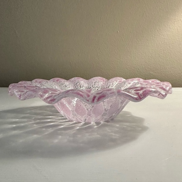 Sydenstricker Glass Pink Daisy Flower Candy Dish - Picture 3 of 4